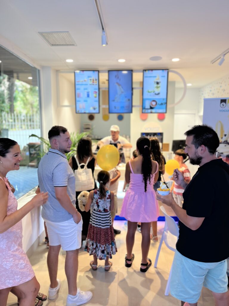 Ambiente de la nueva tienda Summy Yogurt Experience en Alberto Alcocer 47