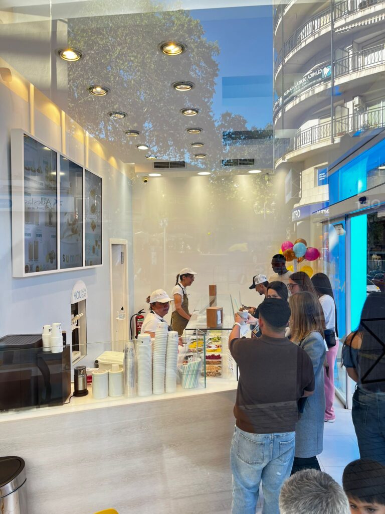 Local de yogur helado Summy en Xátiva Bajada de la Estación con clientes.