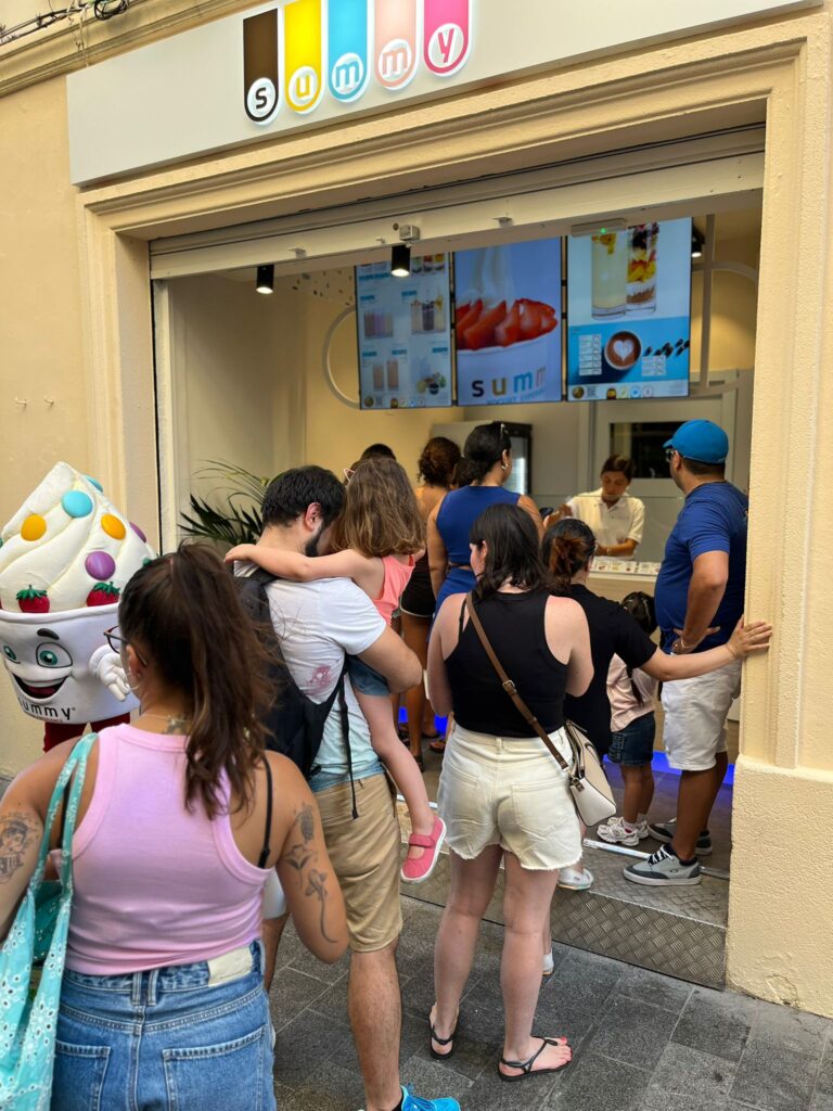 Ambiente inauguración de la nueva tienda de Badalona