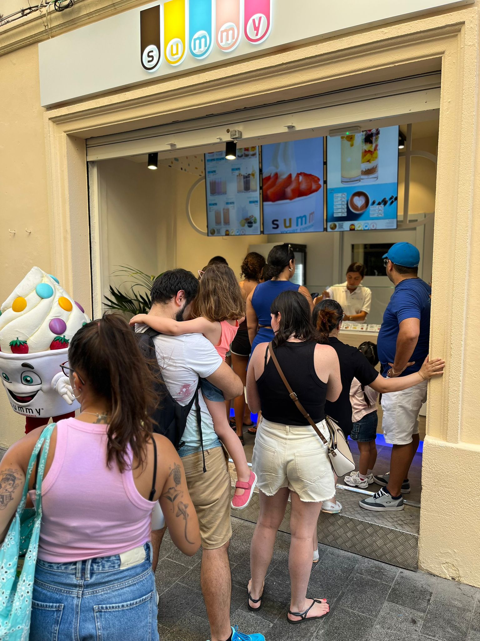 Ambiente inauguración de la nueva tienda de Badalona