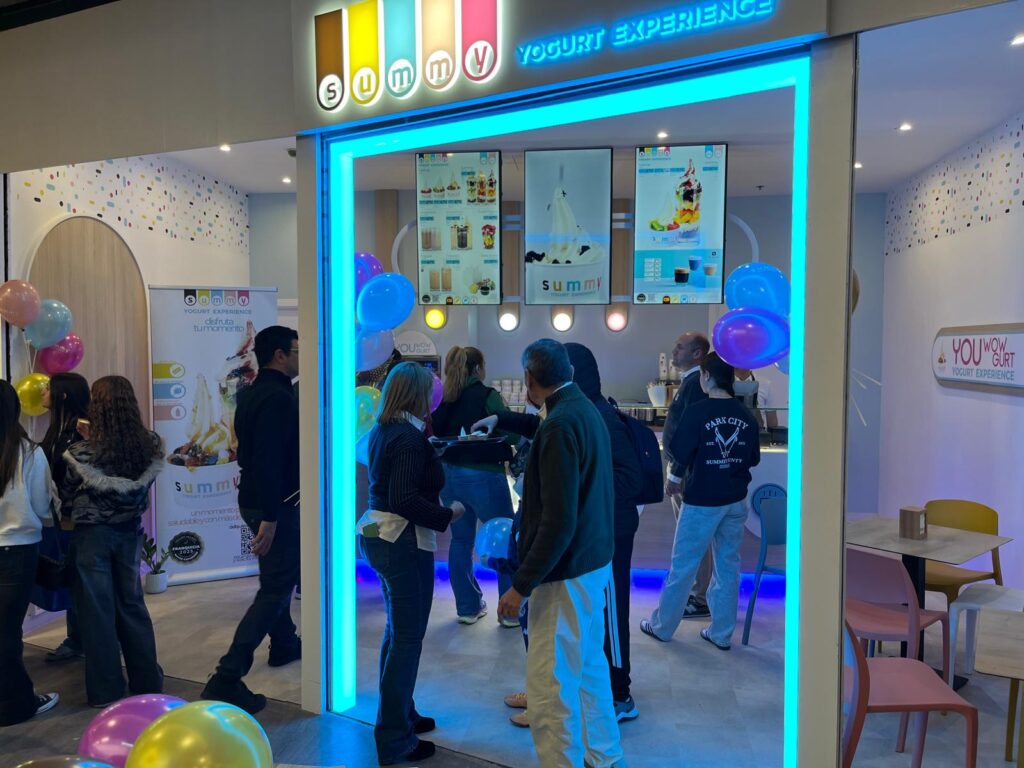 Inauguración de la nueva tienda de yogurt helado Summy en el Centro Comercial Plaza Éboli
